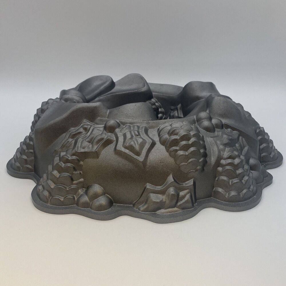 Nordic Ware Holiday Christmas Wreath Bundt Cake Mold Pan - Picture 4 of 7
